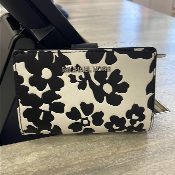 Michael Kors Jet Set Medium Floral Print Bi-Fold WalletBlack NWT
